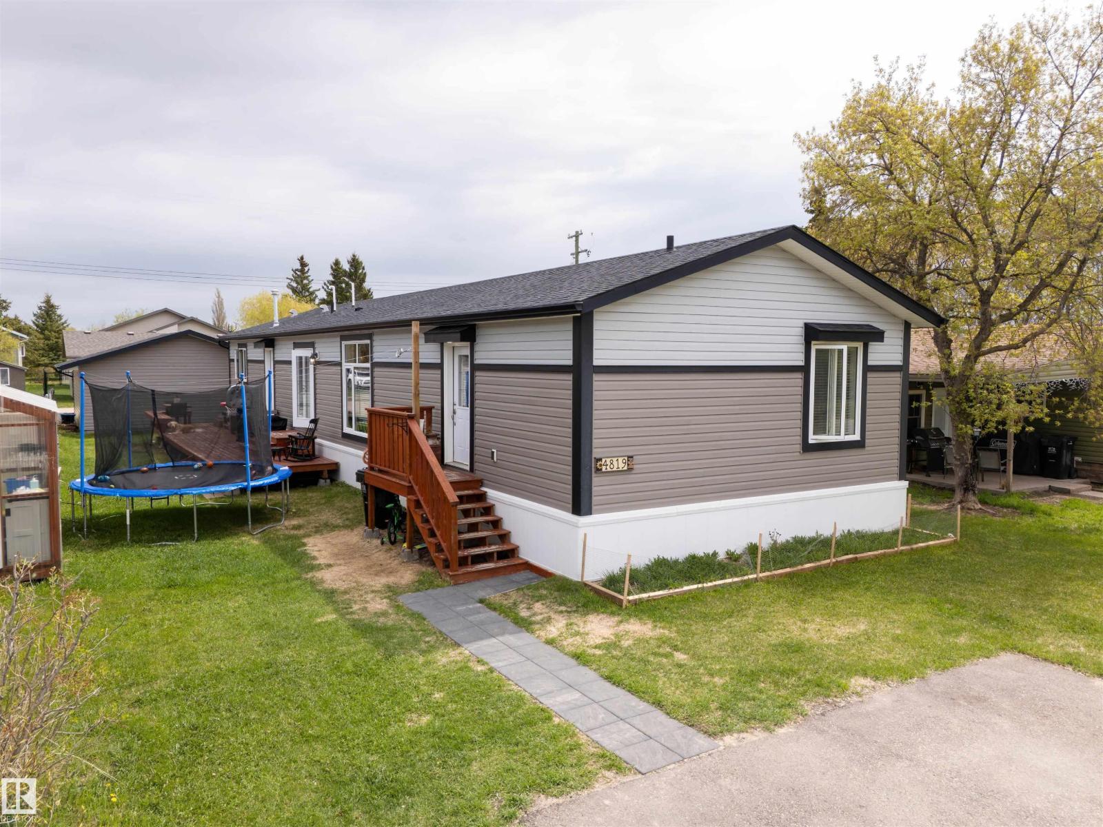 4819 52 ST - 27