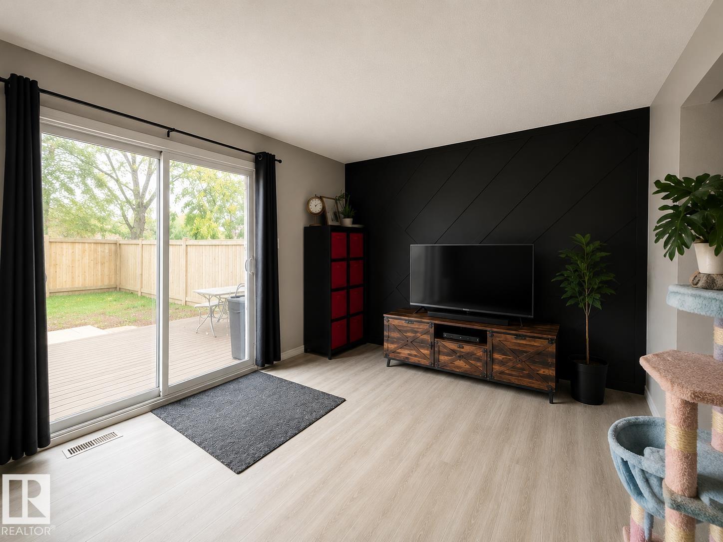 133 WOODSTOCK NW - 4