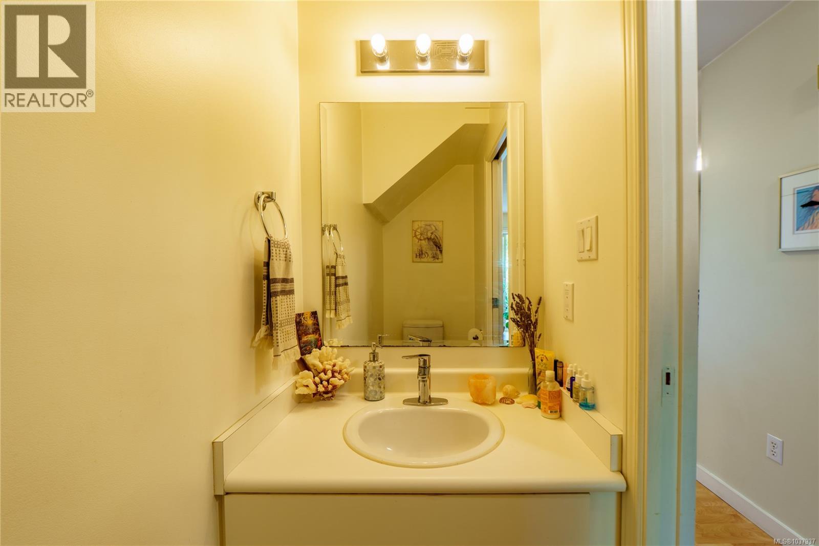 3 295 Arnet Rd, Tofino
