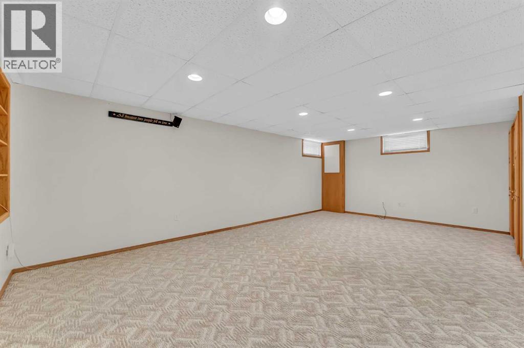 208 Perry Crescent NE — photo 27