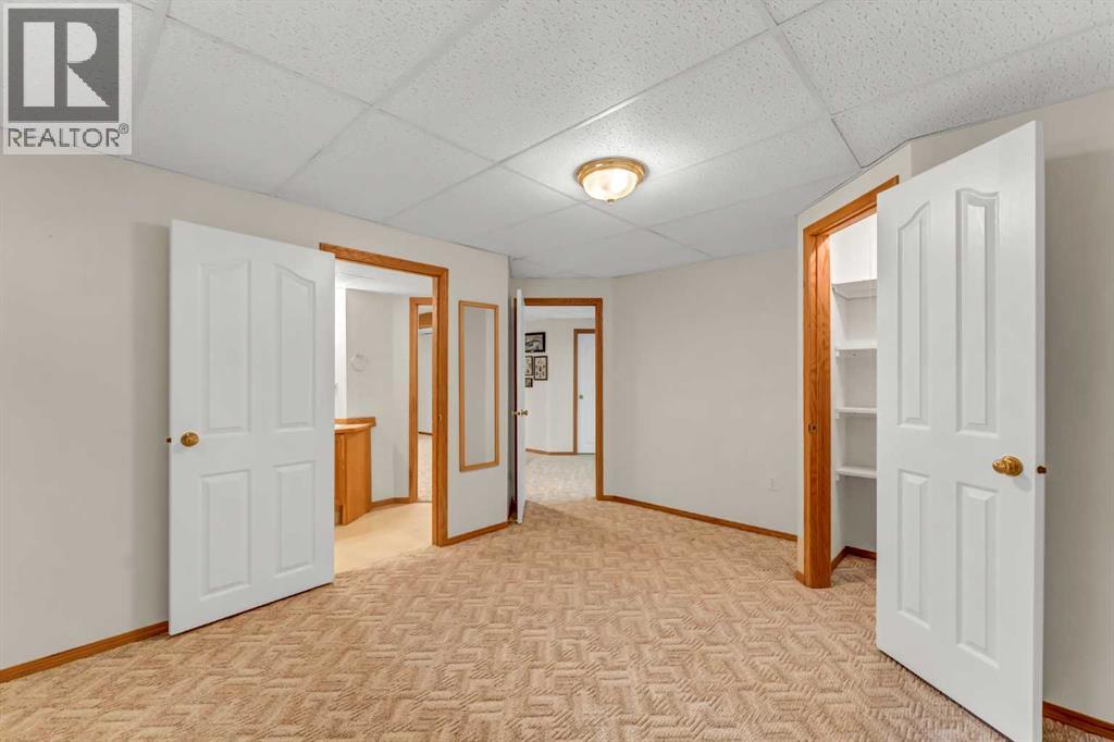 208 Perry Crescent NE — photo 34