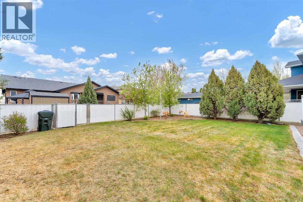 208 Perry Crescent NE — photo 42