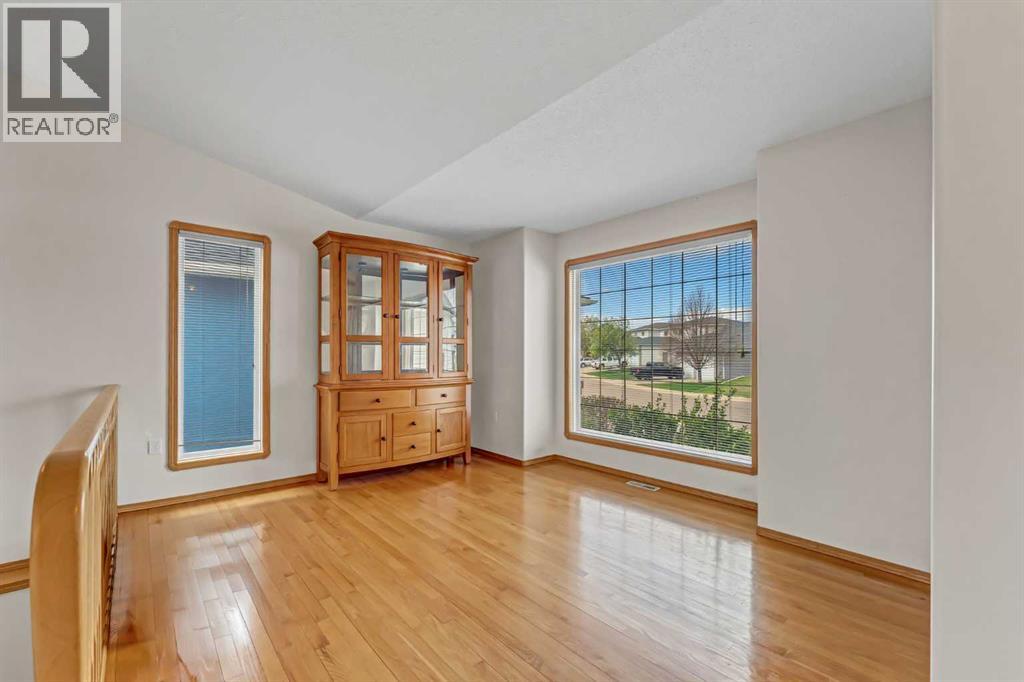 208 Perry Crescent NE — photo 7