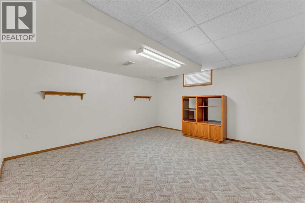 208 Perry Crescent NE — photo 31