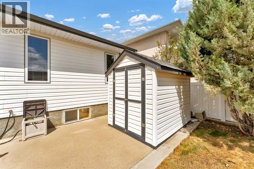 208 Perry Crescent NE — photo 47