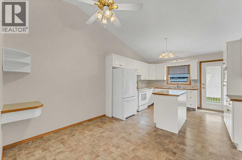 208 Perry Crescent NE — photo 12