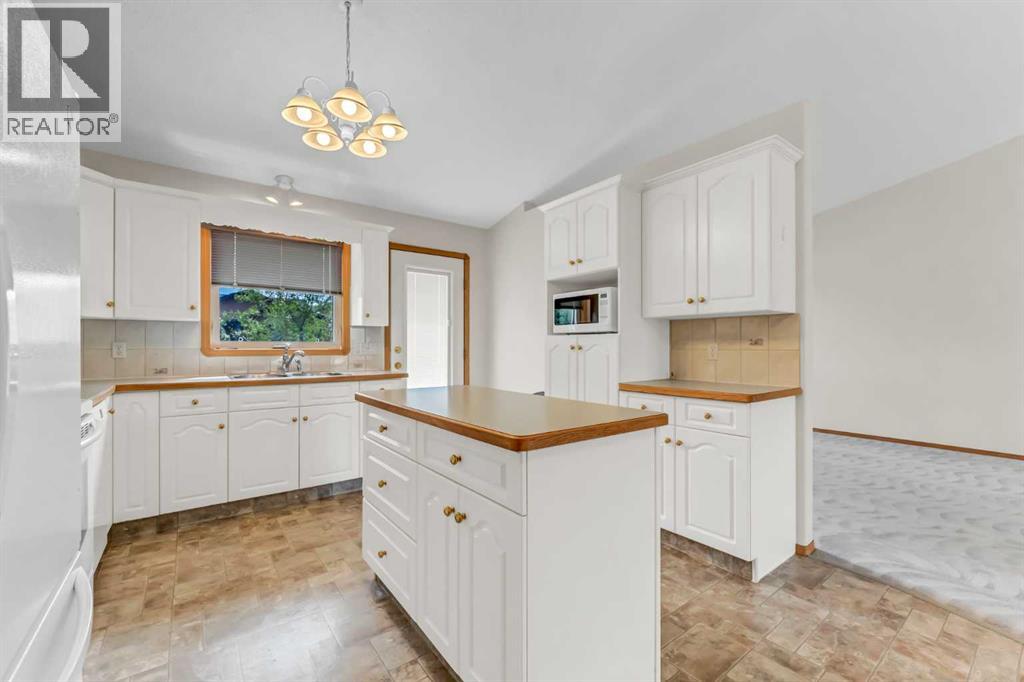 208 Perry Crescent NE — photo 15