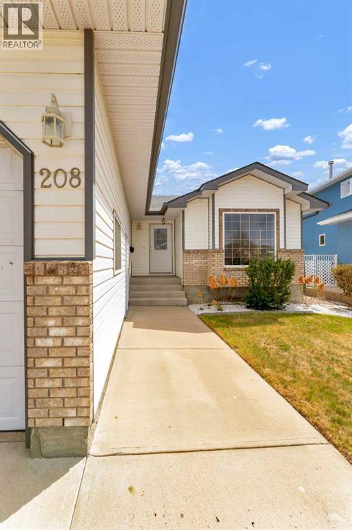 208 Perry Crescent NE - photo 4