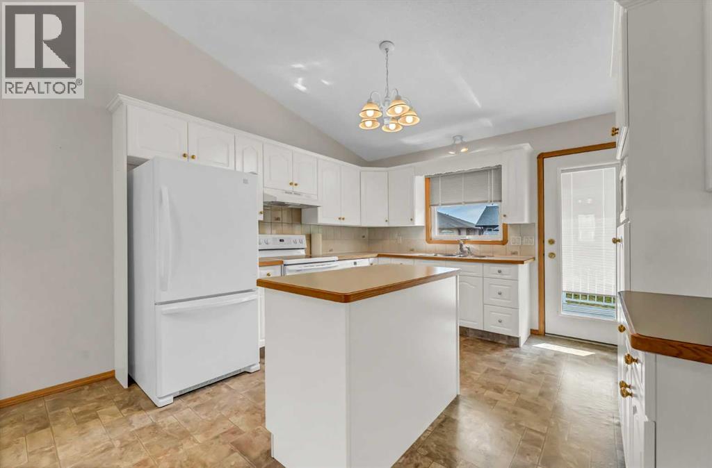 208 Perry Crescent NE — photo 14