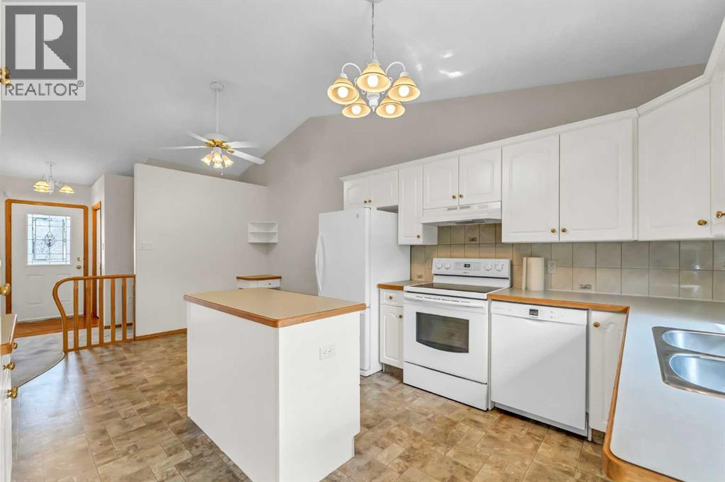 208 Perry Crescent NE — photo 17