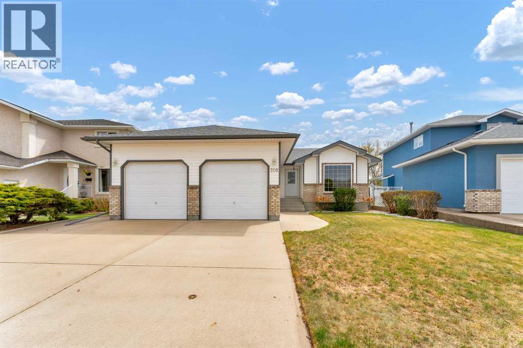 208 Perry Crescent NE - photo 2