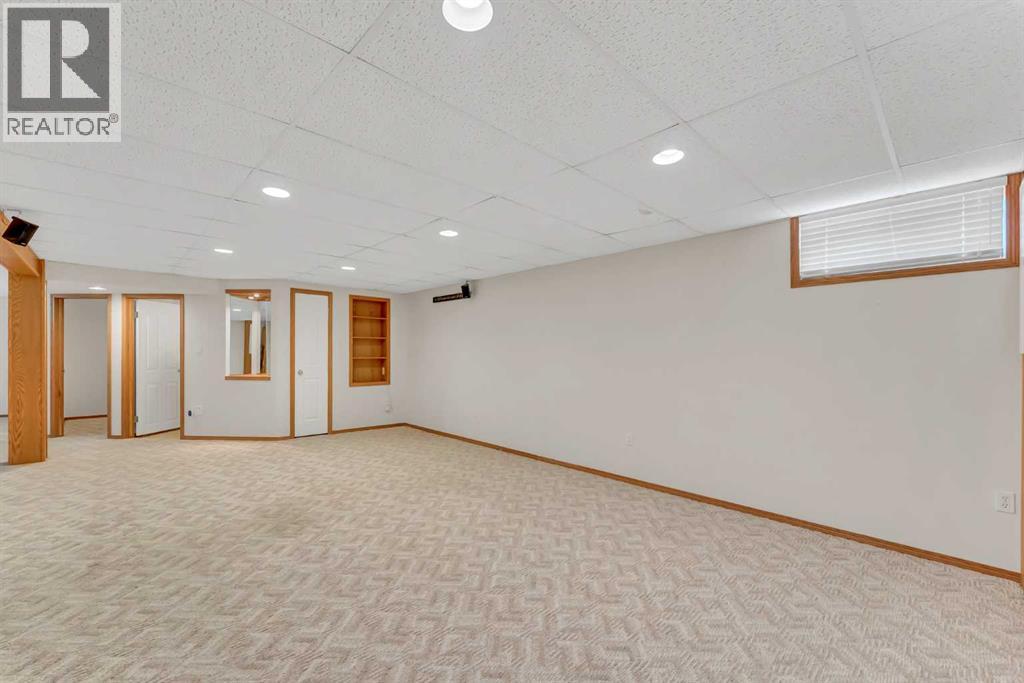 208 Perry Crescent NE — photo 30