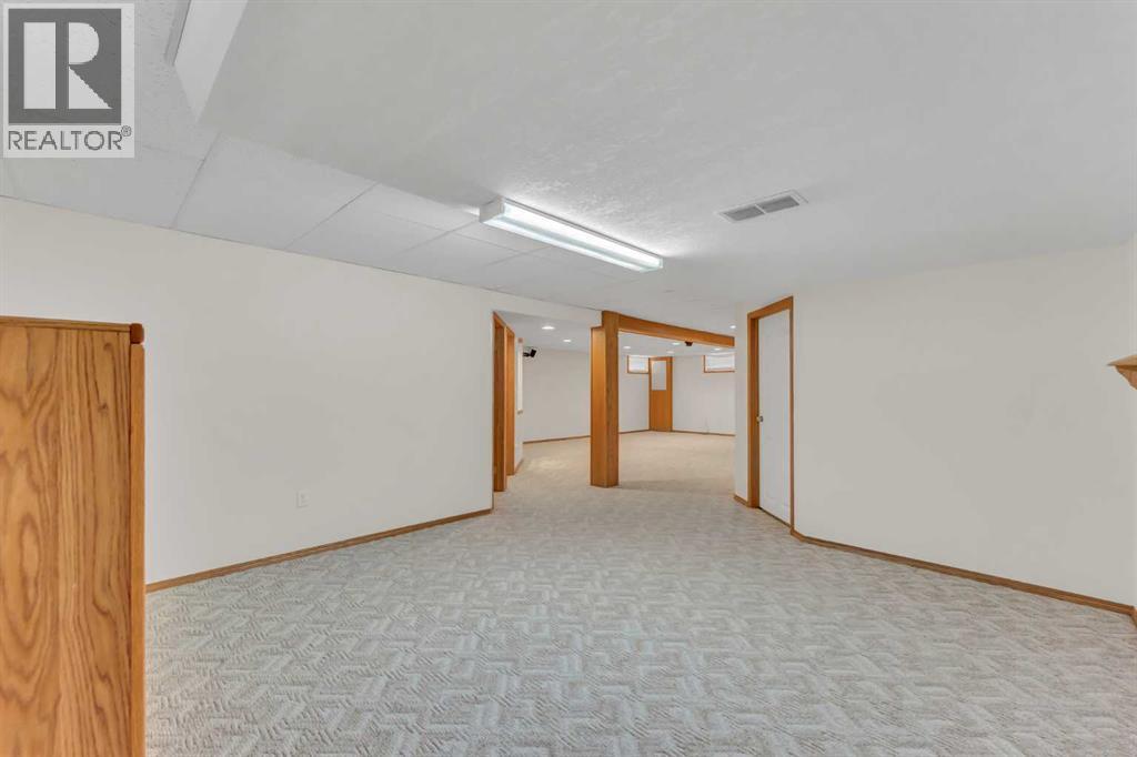 208 Perry Crescent NE — photo 32