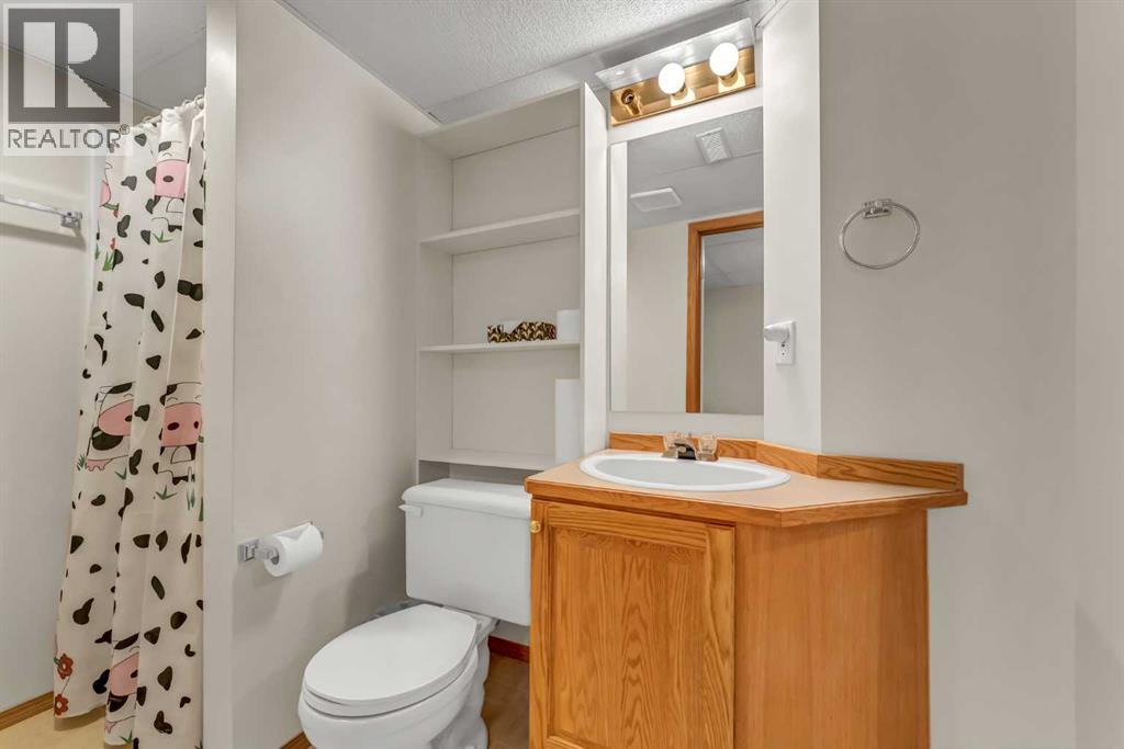 208 Perry Crescent NE — photo 36