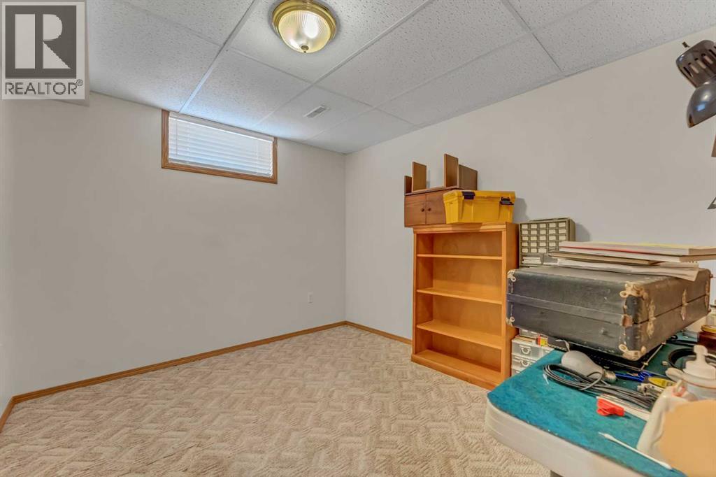 208 Perry Crescent NE — photo 37