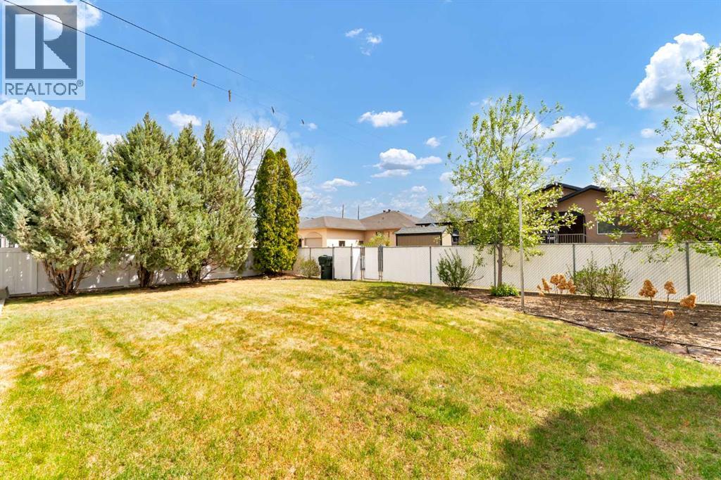 208 Perry Crescent NE — photo 46