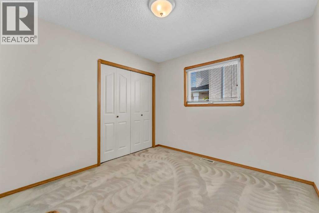 208 Perry Crescent NE — photo 20