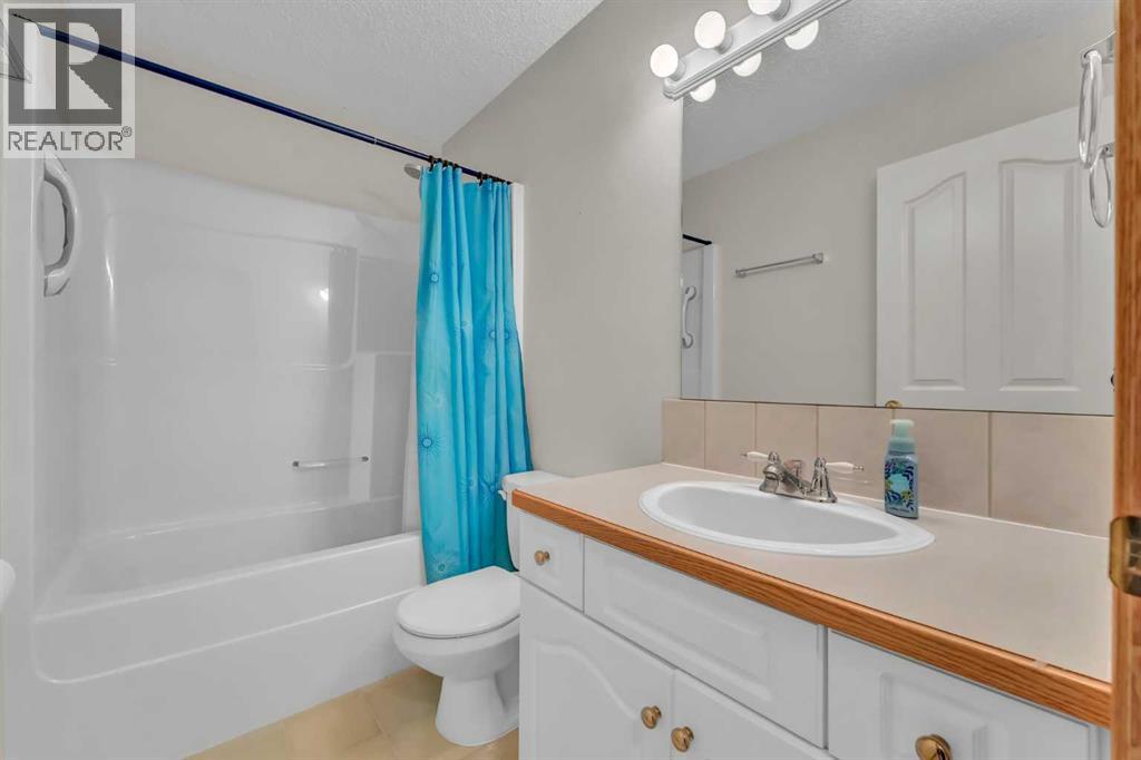 208 Perry Crescent NE — photo 21