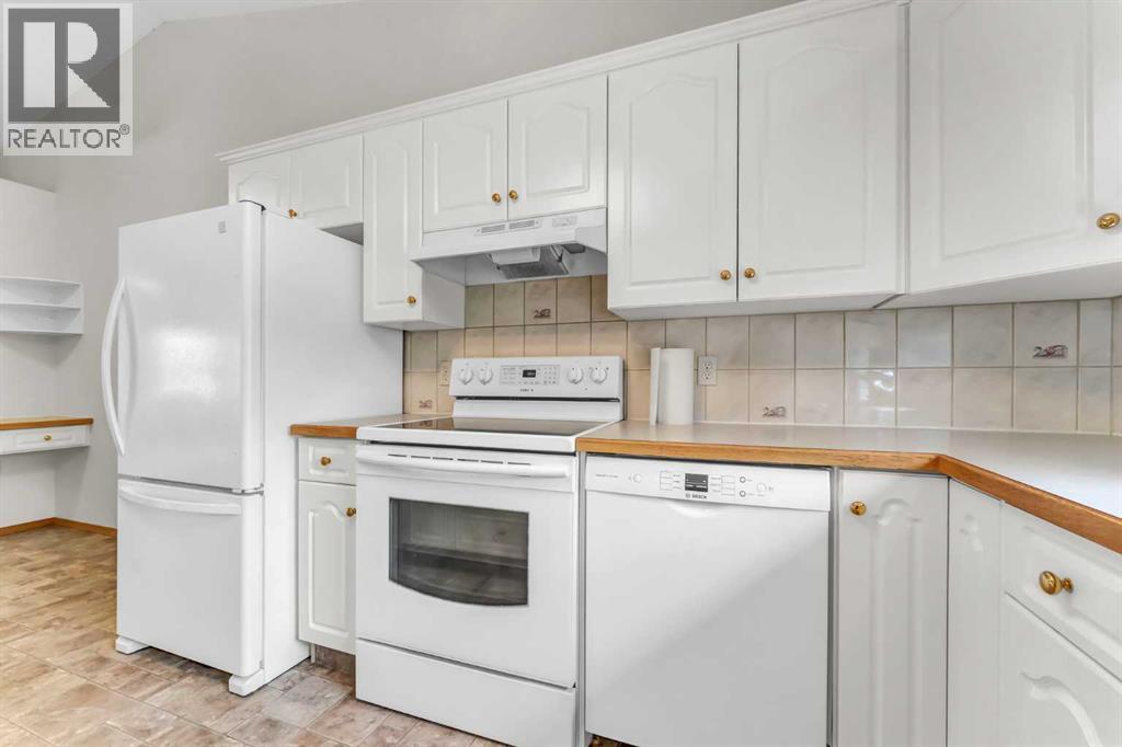 208 Perry Crescent NE — photo 18