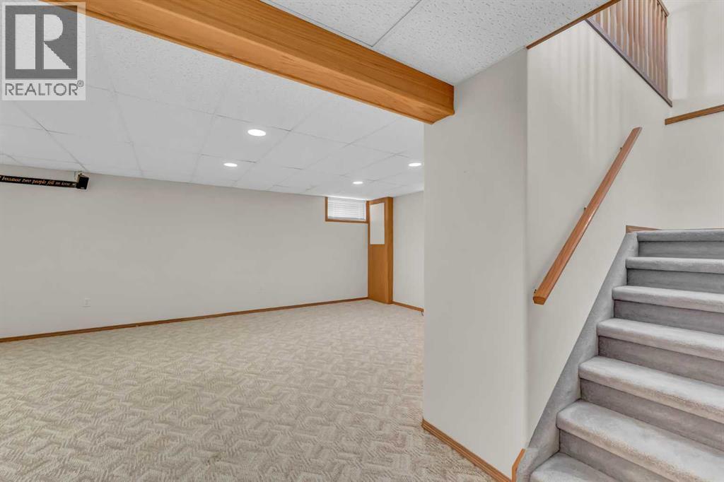 208 Perry Crescent NE — photo 26