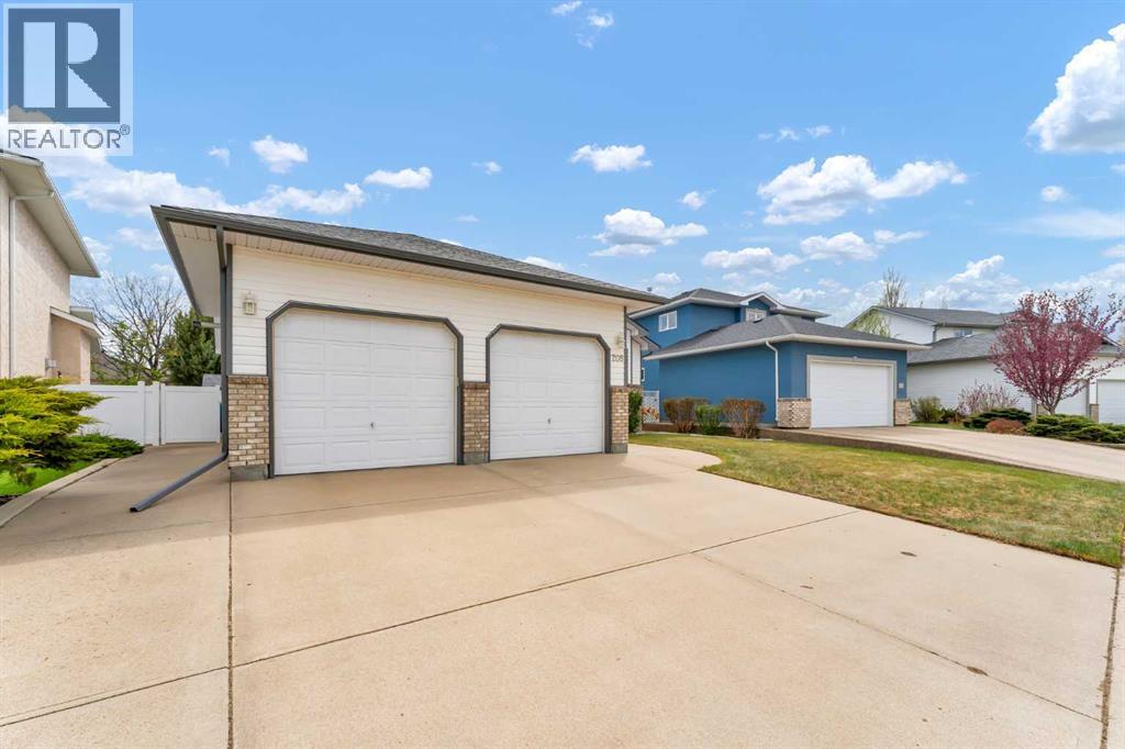 208 Perry Crescent NE - photo 3