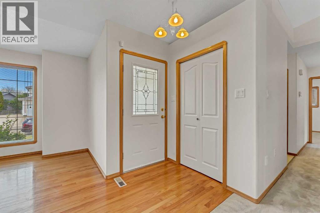 208 Perry Crescent NE — photo 6