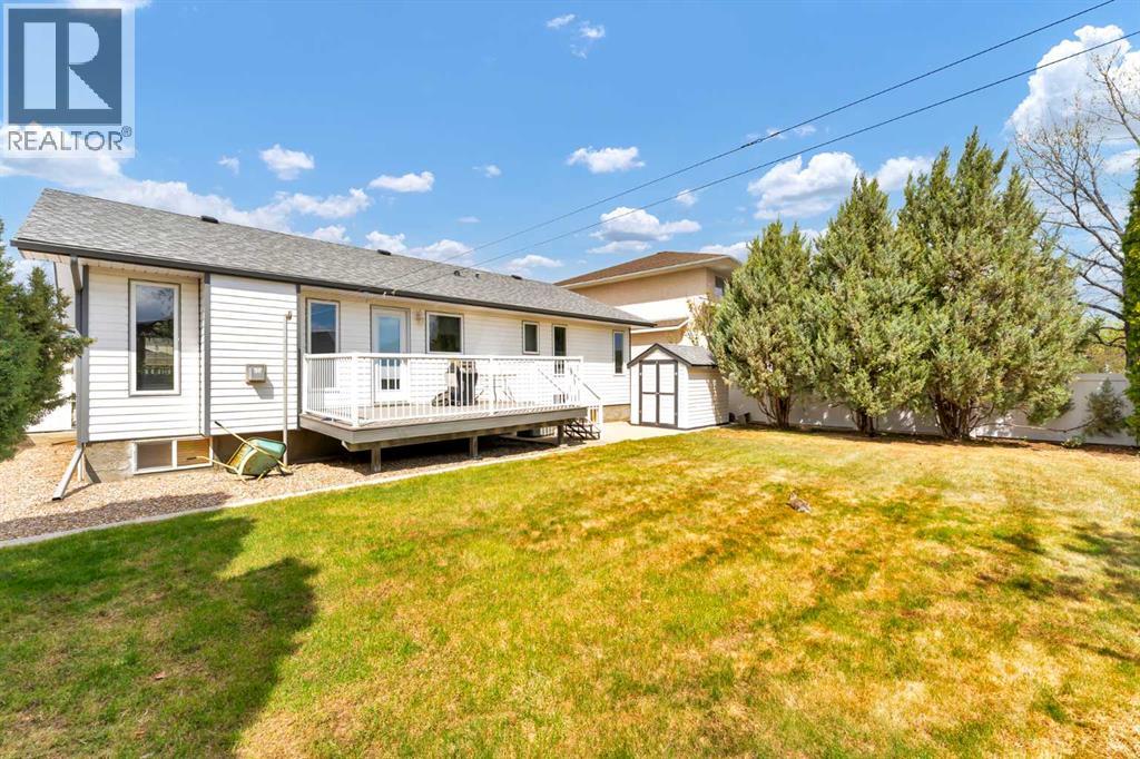 208 Perry Crescent NE — photo 45