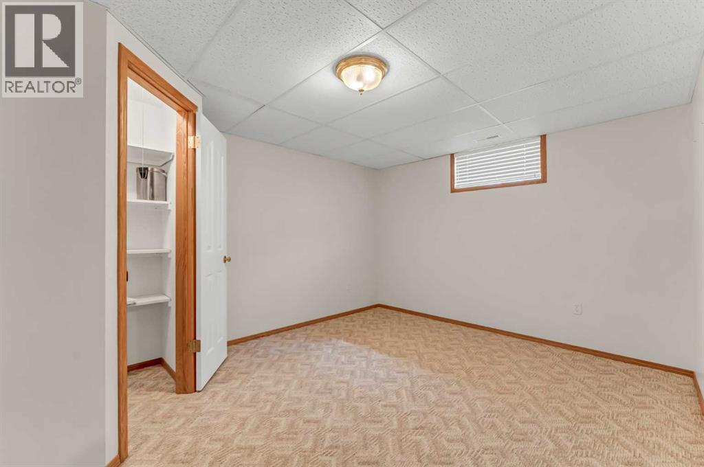 208 Perry Crescent NE — photo 33