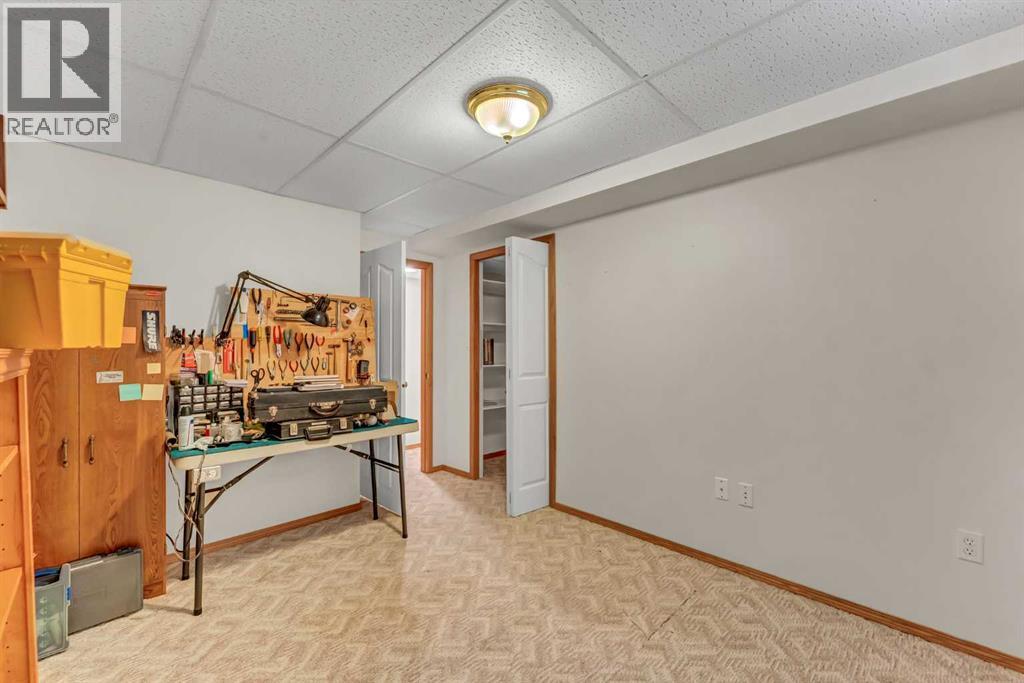 208 Perry Crescent NE — photo 38
