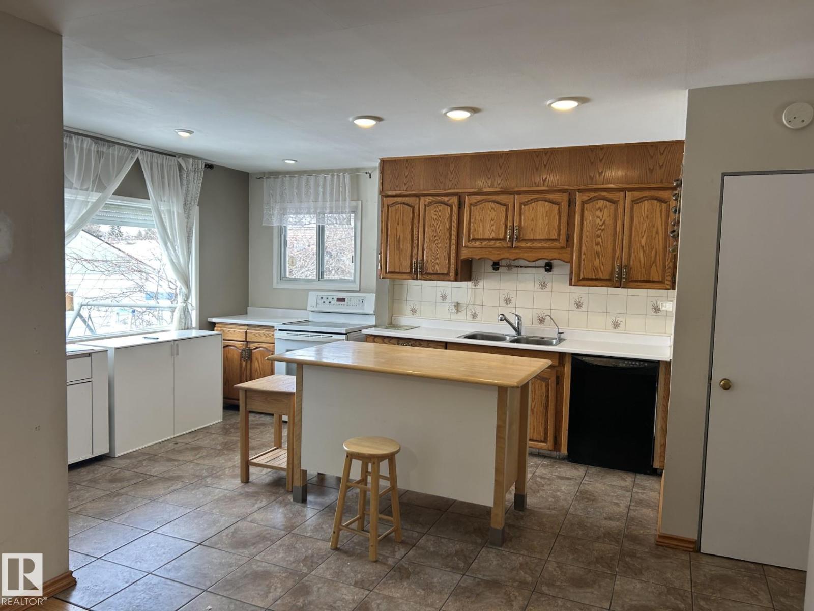 9128 83 ST NW - Image 2