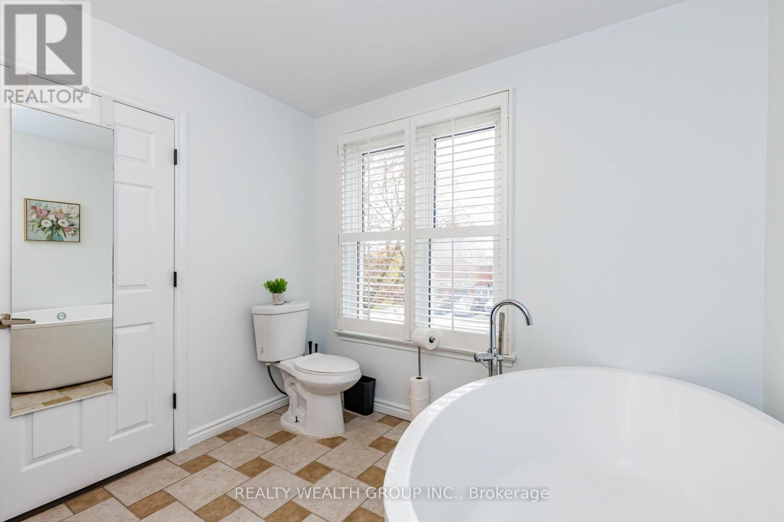 688 ANTIGUA CRESCENT - 34