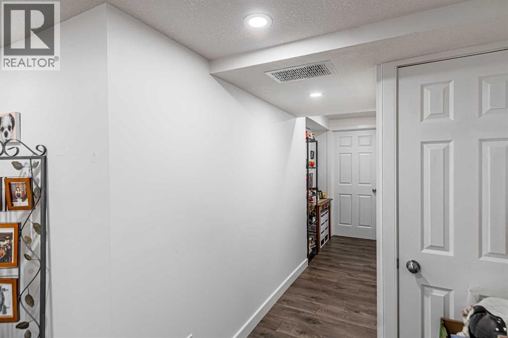 #77 5103 35 Avenue SW - 12
