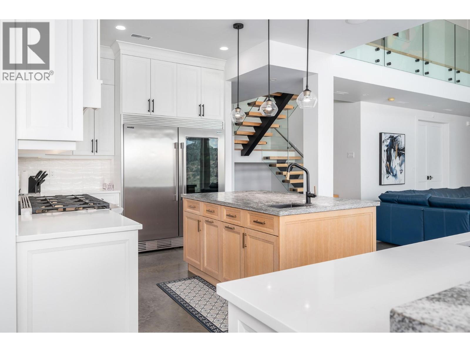 112 Sunset Boulevard, Vernon