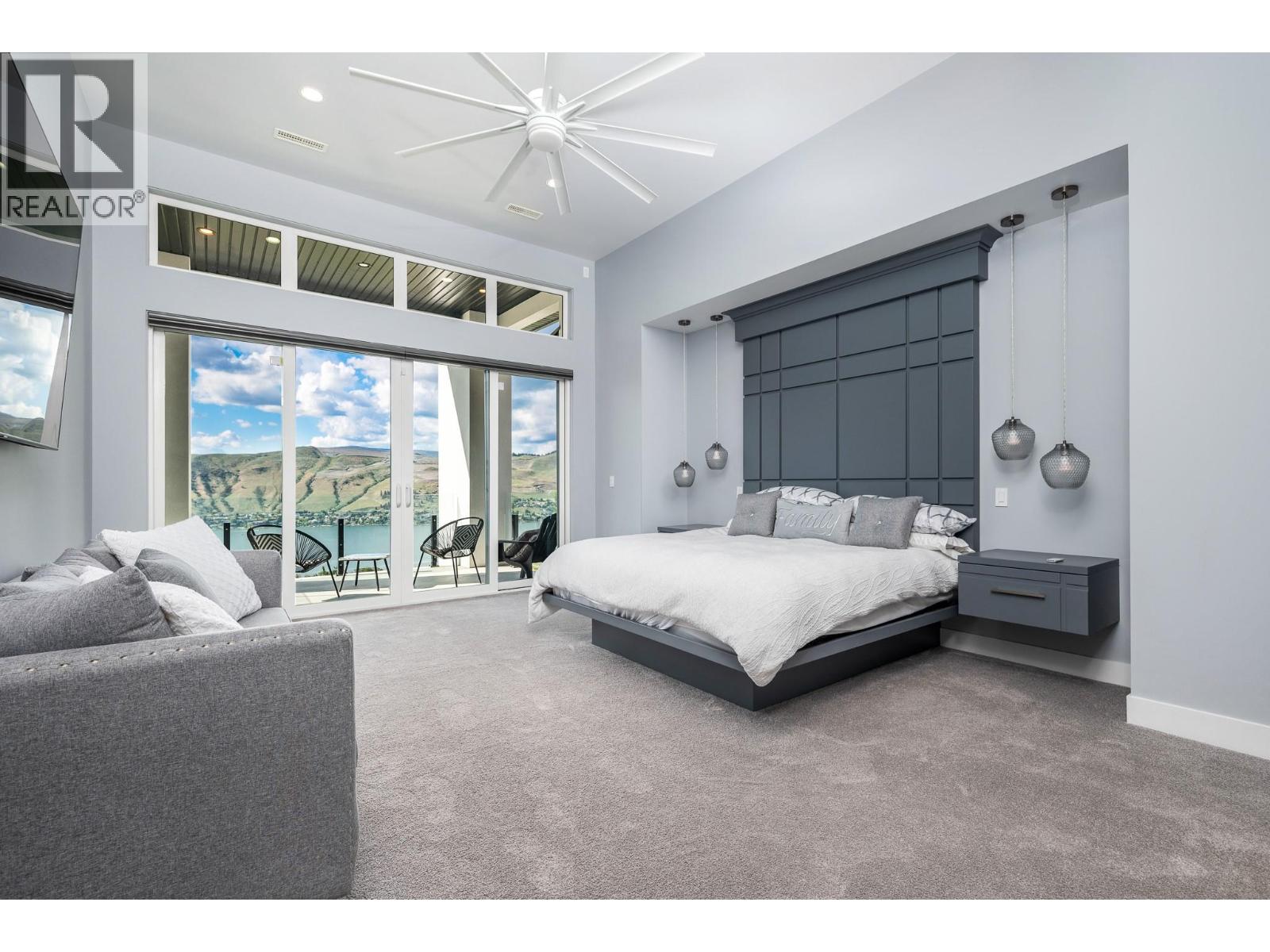 112 Sunset Boulevard, Vernon