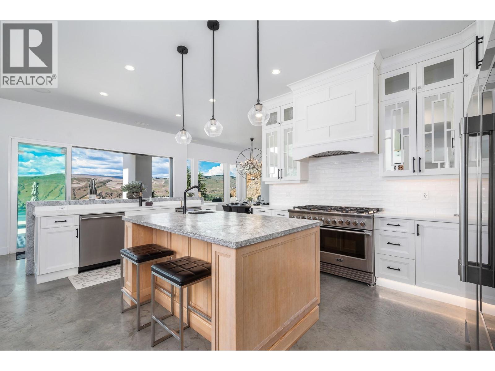 112 Sunset Boulevard, Vernon