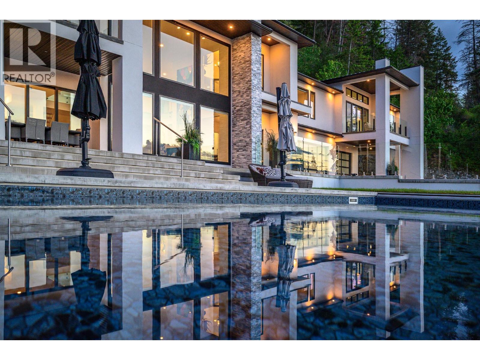 112 Sunset Boulevard, Vernon