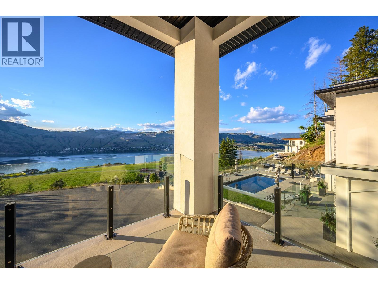 112 Sunset Boulevard, Vernon