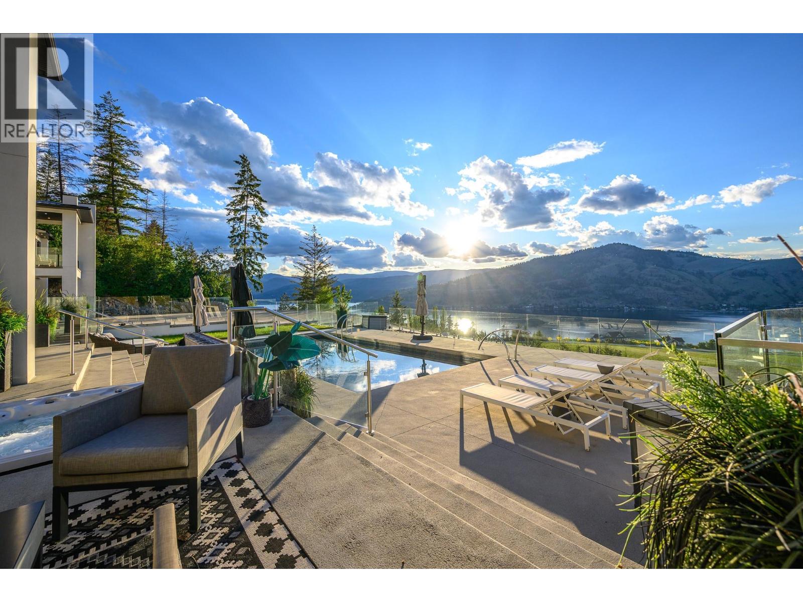 112 Sunset Boulevard, Vernon