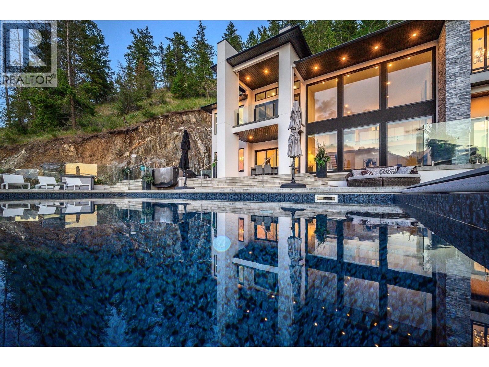 112 Sunset Boulevard, Vernon