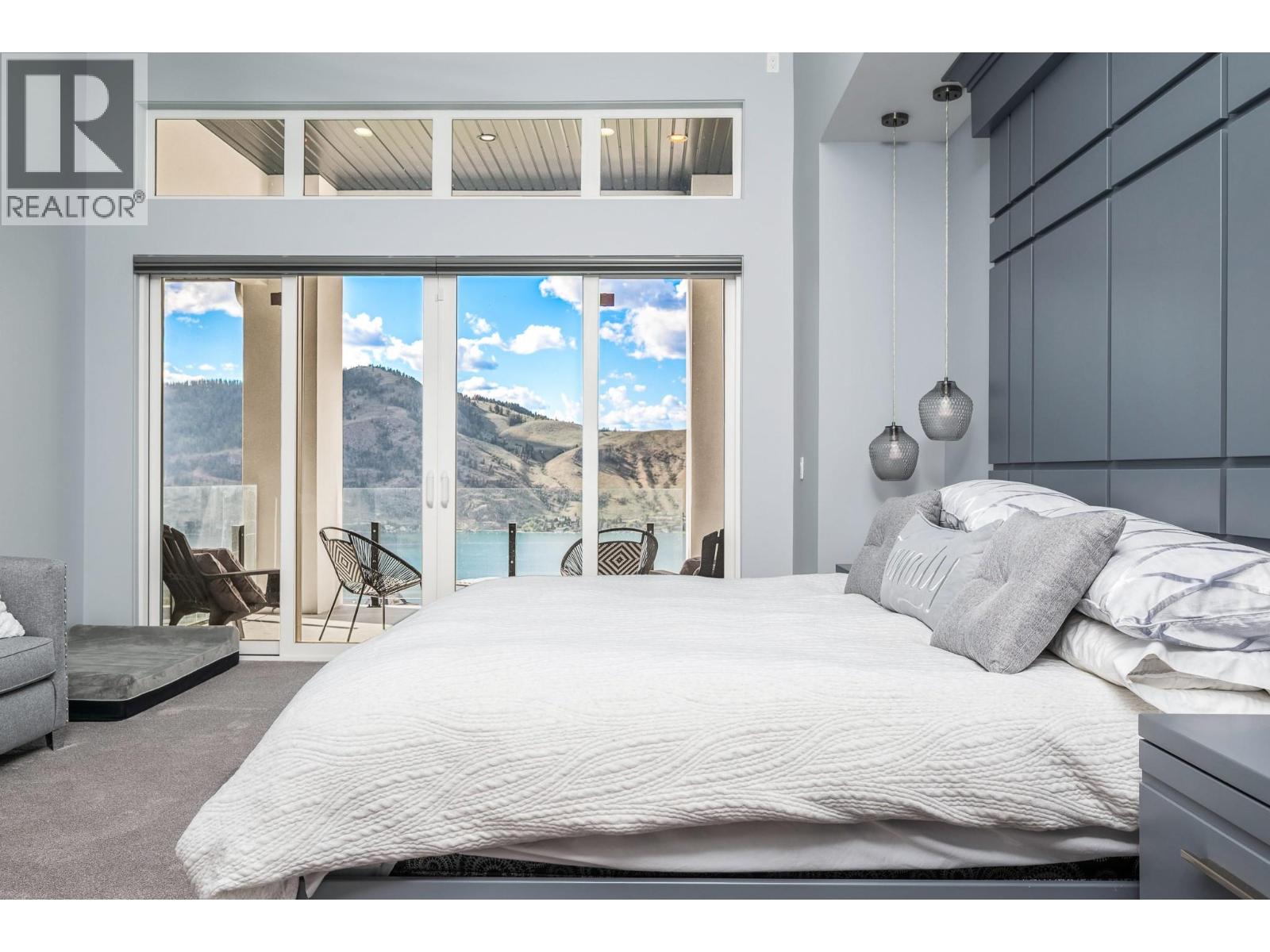 112 Sunset Boulevard, Vernon