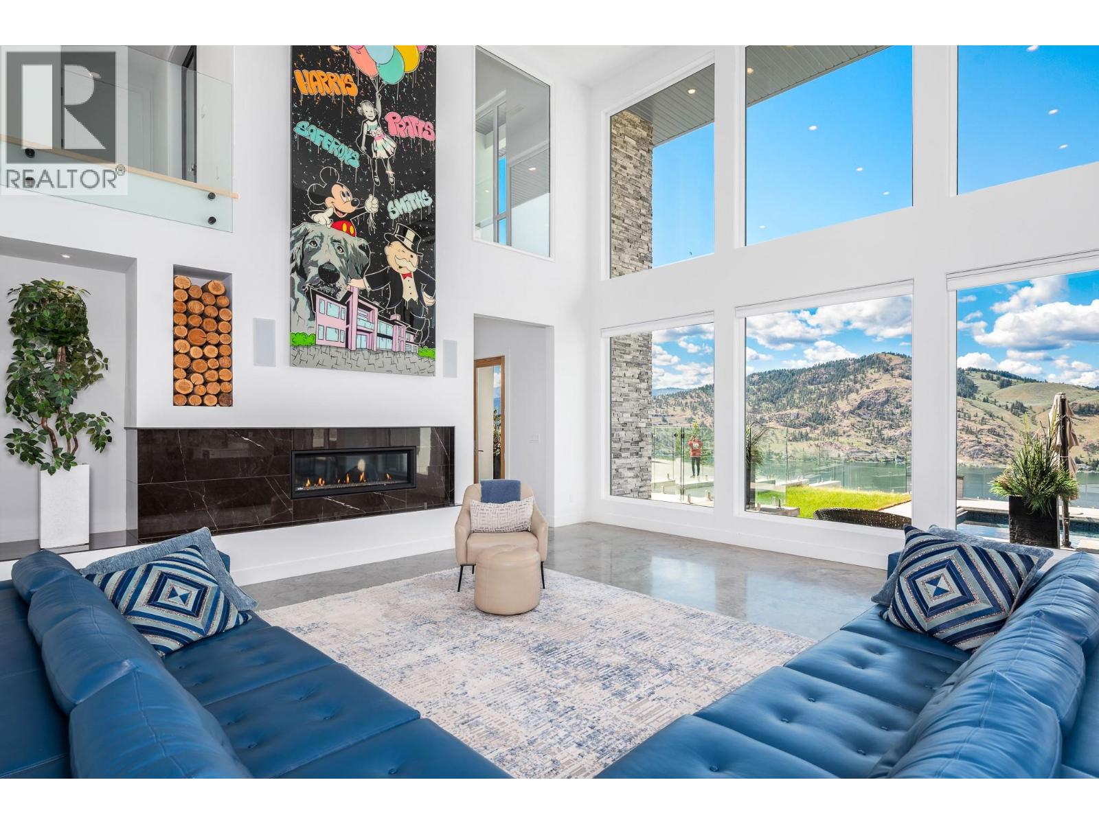112 Sunset Boulevard, Vernon