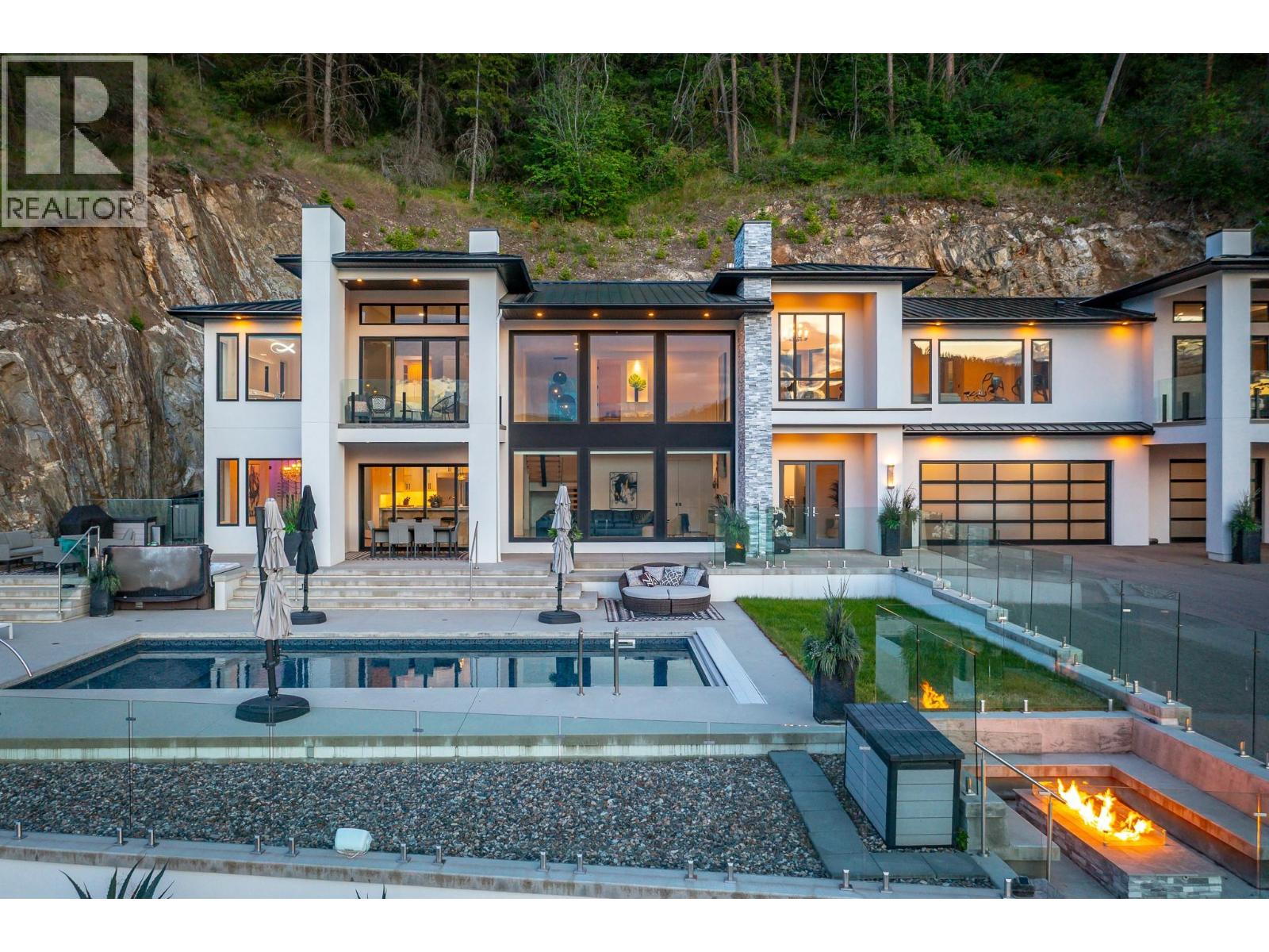 112 Sunset Boulevard, Vernon
