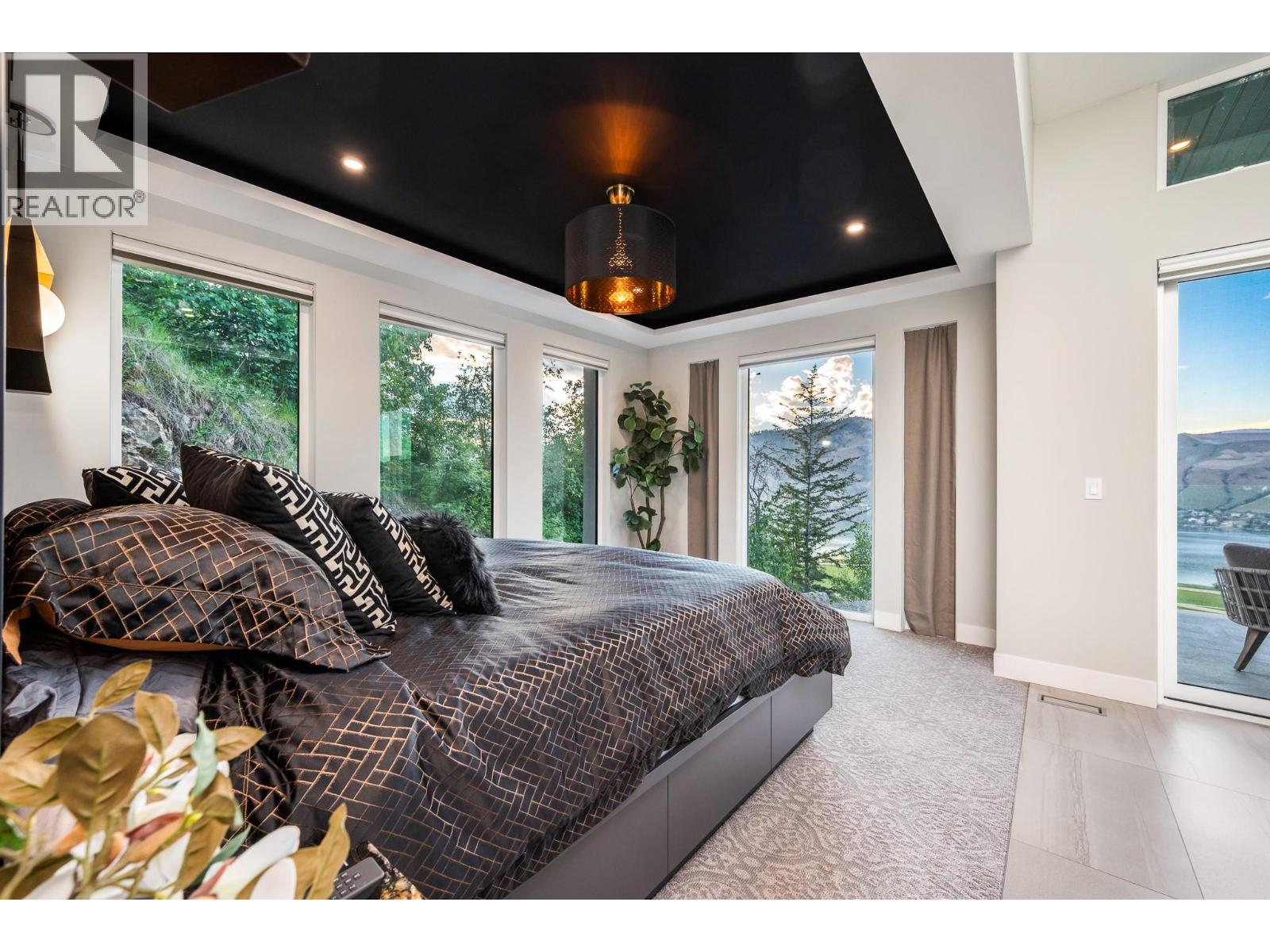 112 Sunset Boulevard, Vernon