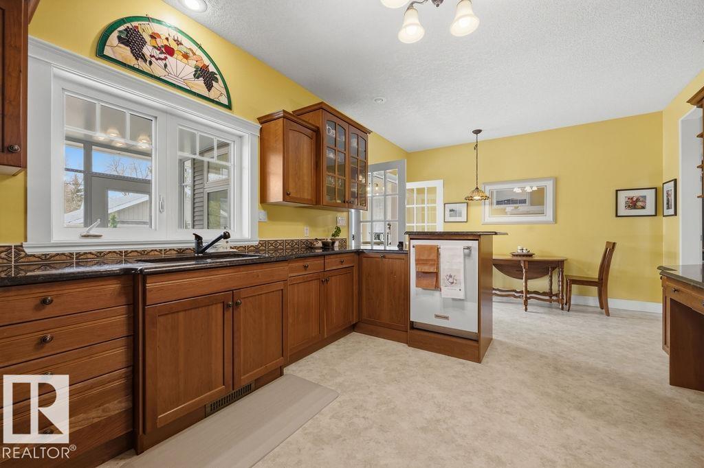 11137 81 AV NW - 19