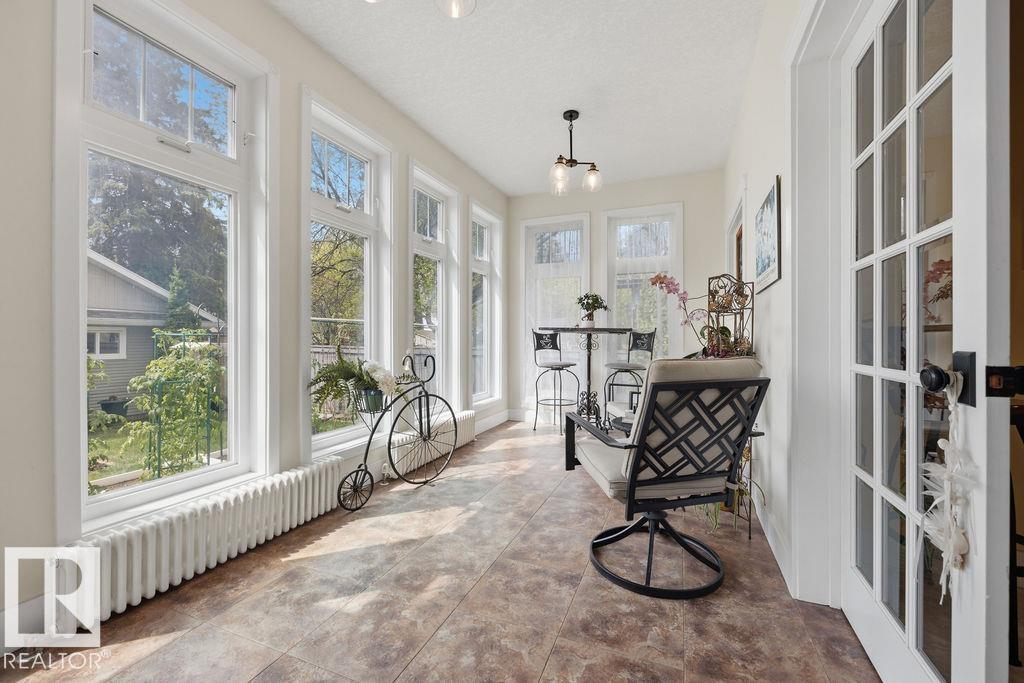 11137 81 AV NW - 24