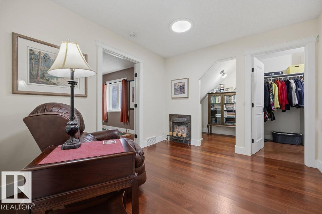 11137 81 AV NW - 30