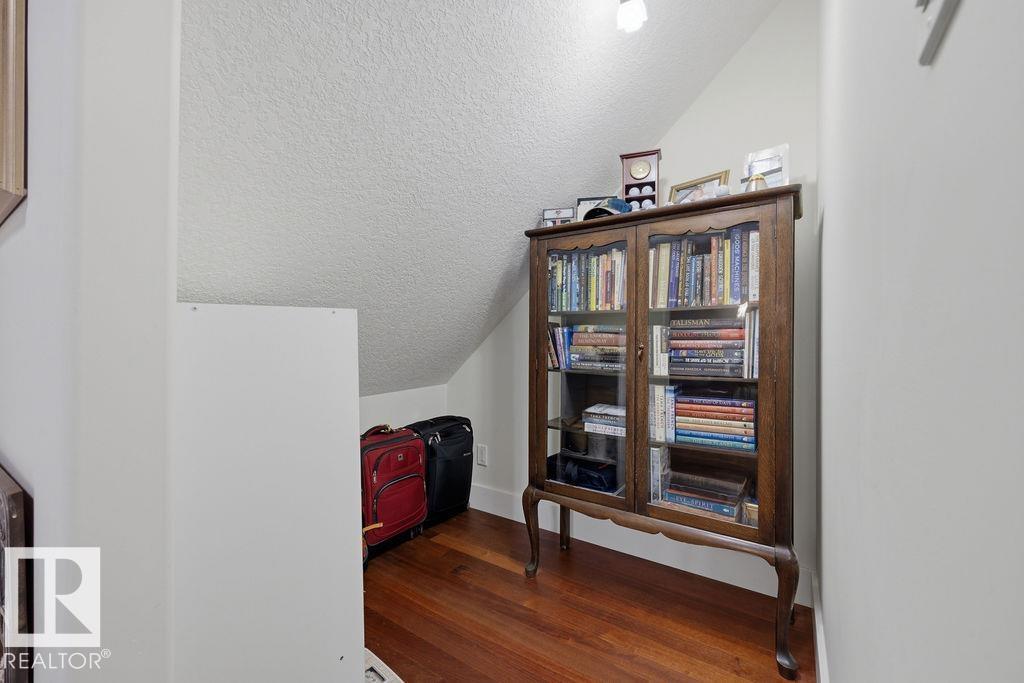 11137 81 AV NW - 33