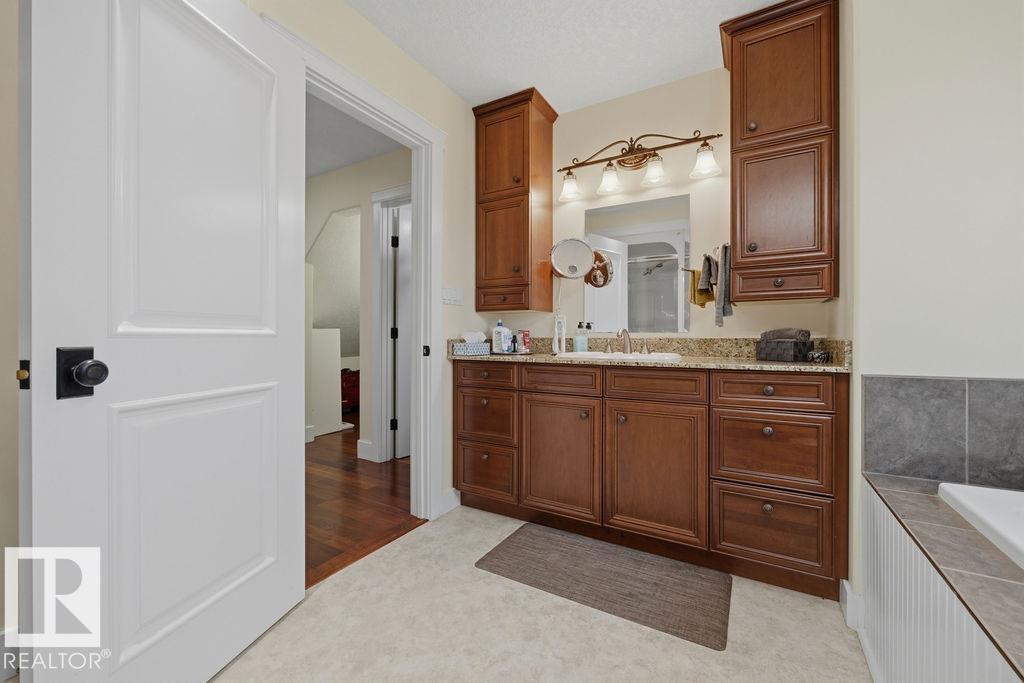 11137 81 AV NW - 34