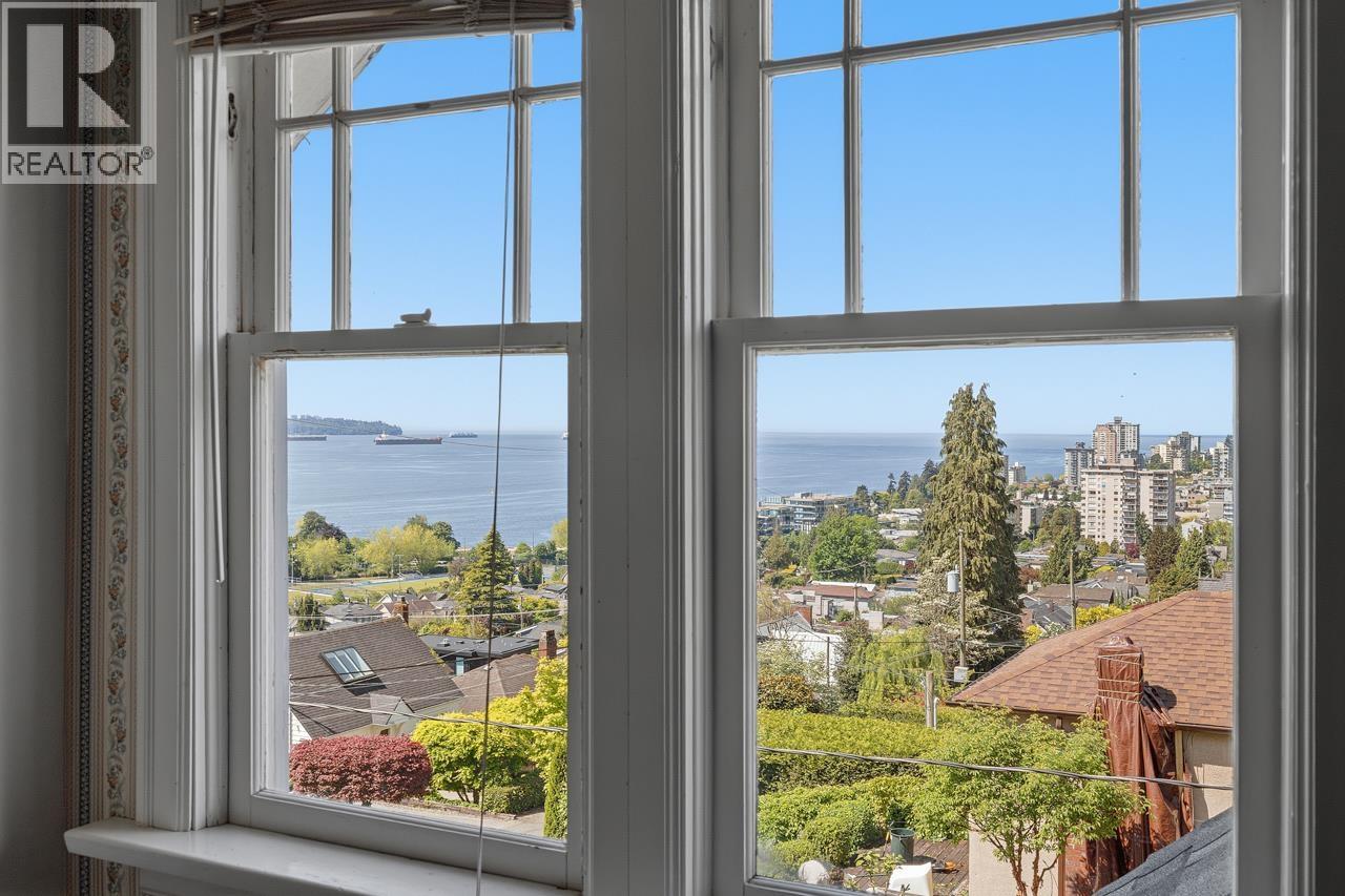 1013 DUCHESS AVENUE, West Vancouver