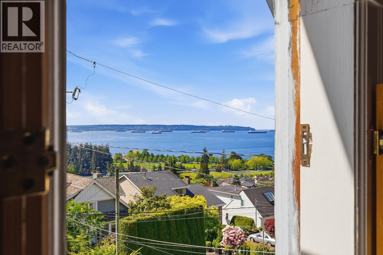1013 DUCHESS AVENUE, West Vancouver